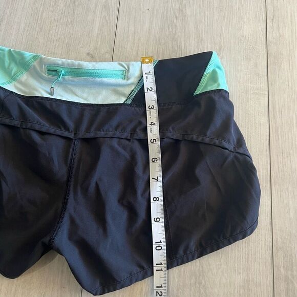 Lululemon Women Run Speed Short Black Light Green Size 6 - Picture 3 of 7